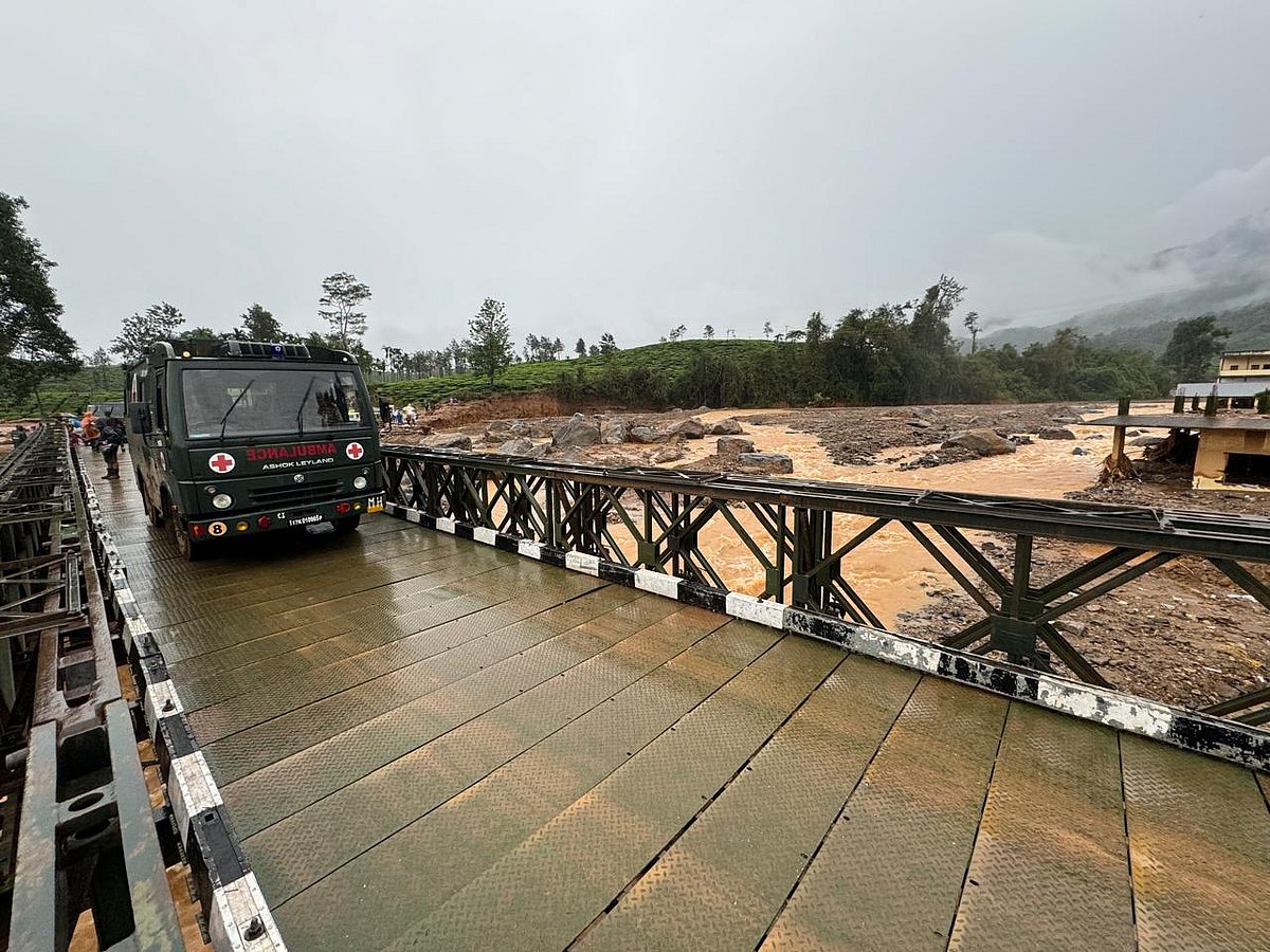 According to Ministry of Defence, the Army built the Bailey bridge in Wayanad in a record time of 16 hours.

 - X/@SpokespersonMoD
